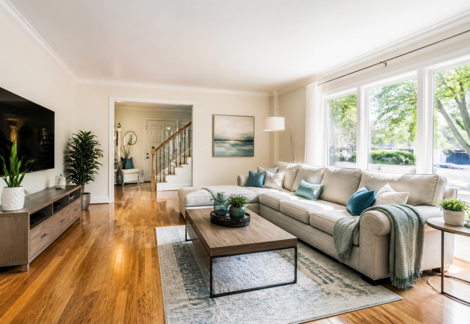 Salon lumineux fraîchement nettoyé à Outremont, avec soleil sur un plancher de bois franc poli